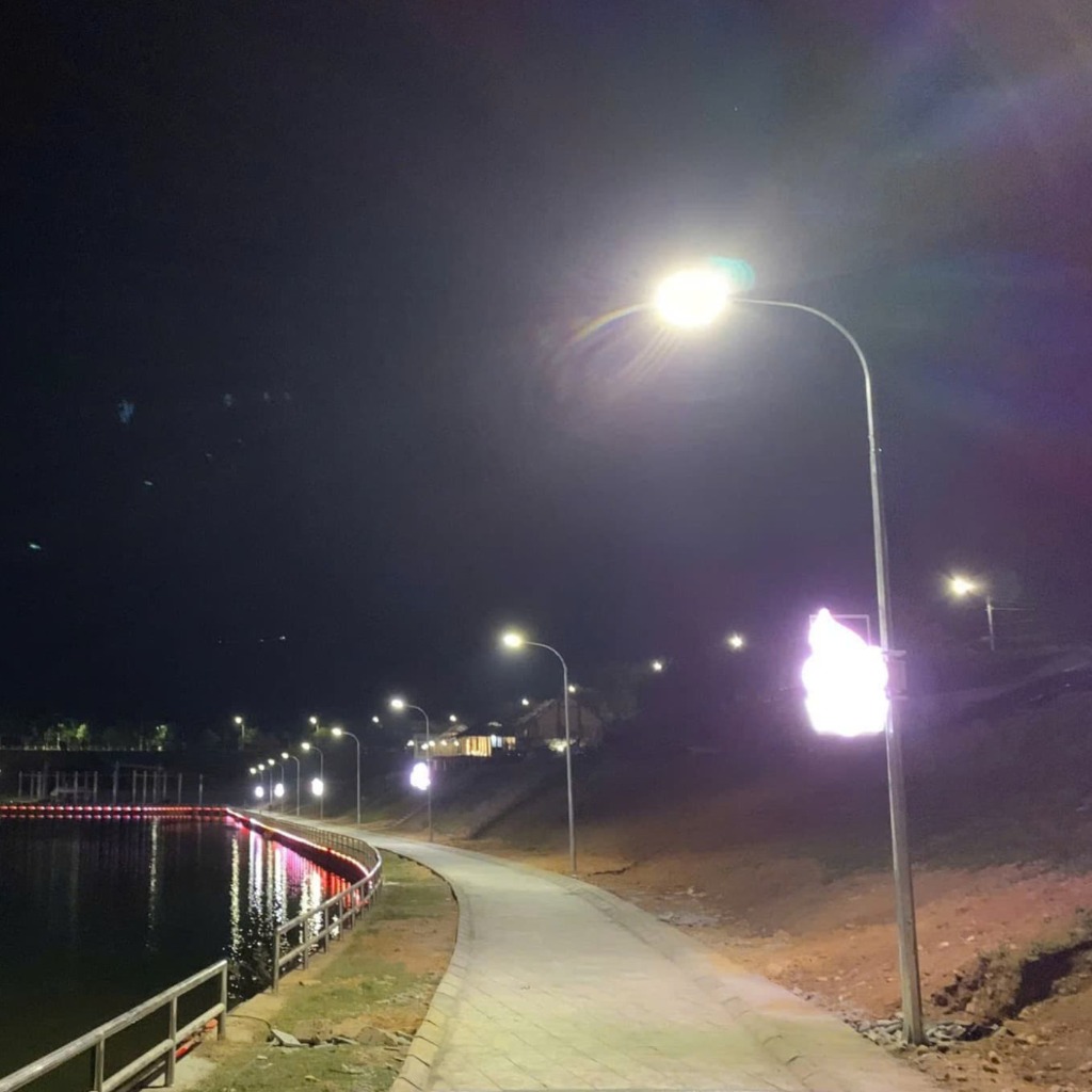 Cột Bát Giác Liền Cần Đơn 8 met bền bỉ cho đèn đường bên bờ hồ