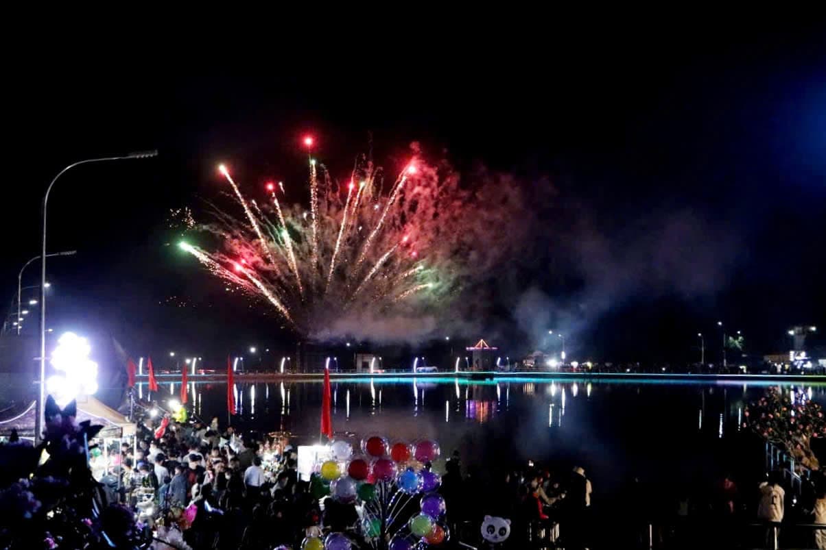 Cột Bát Giác Liền Cần Đơn 8 met bền bỉ cho đèn đường bên bờ hồ