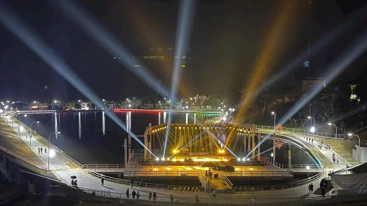 Cột Bát Giác Liền Cần Đơn 8 met bền bỉ cho đèn đường bên bờ hồ