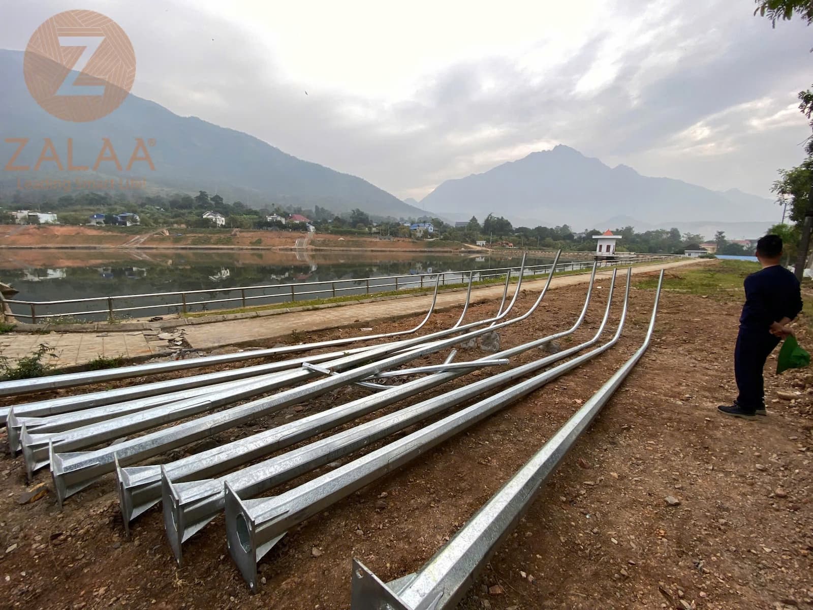 Cột Bát Giác Liền Cần Đơn 8 met bền bỉ cho đèn đường bên bờ hồ