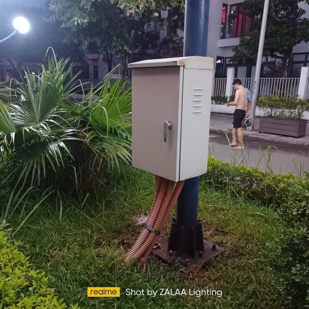 Cột Đèn LED Cây Thông Trang Trí Gần Công Viên Thiên Văn Học tại KĐT Dương Nội, Hà Đông