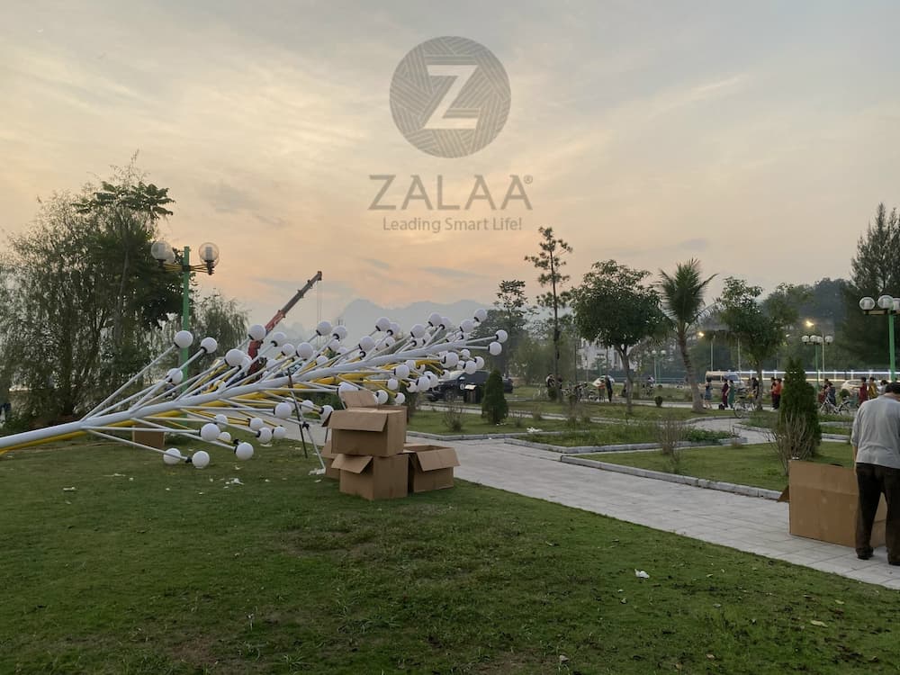 Cột Đèn Trang Trí Kiểu Dáng Cây Thông Cao 10M Với 45 Tay Đèn Quả Cầu D250