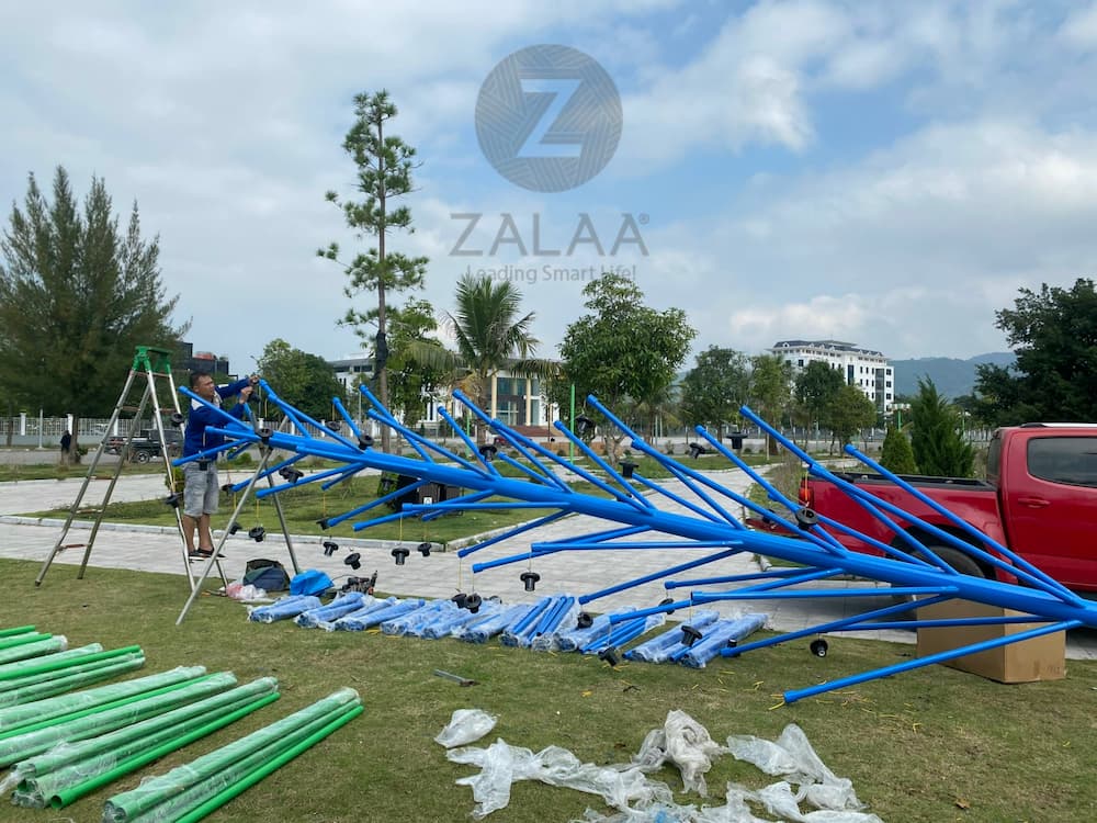 Cột Đèn Trang Trí Kiểu Dáng Cây Thông Cao 10M Với 45 Tay Đèn Quả Cầu D250