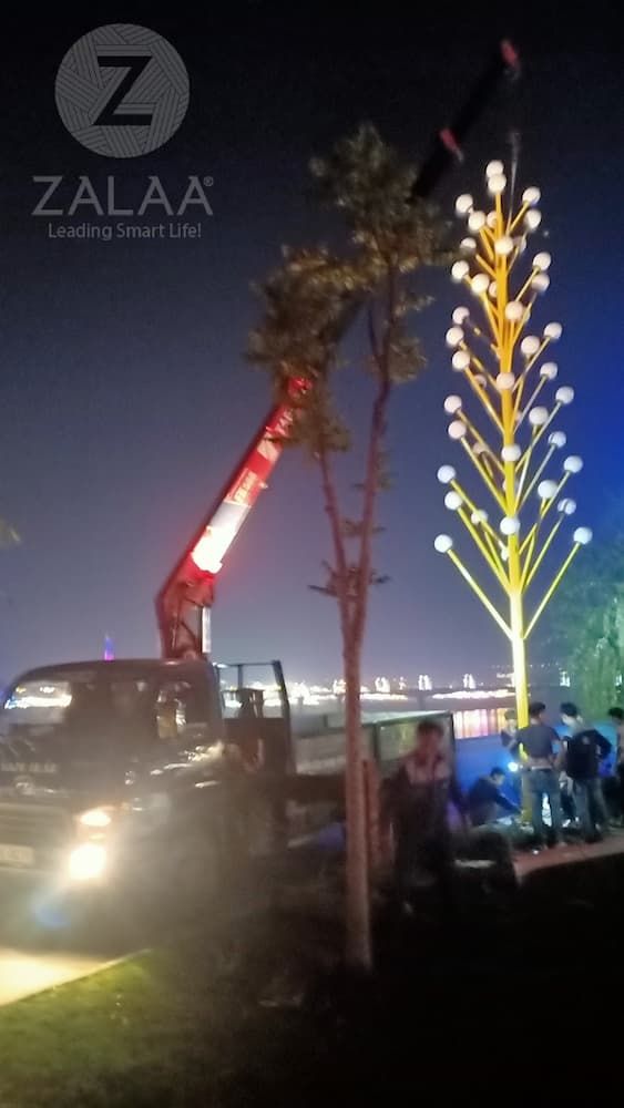 Cột Đèn Trang Trí Kiểu Dáng Cây Thông Cao 10M Với 45 Tay Đèn Quả Cầu D250