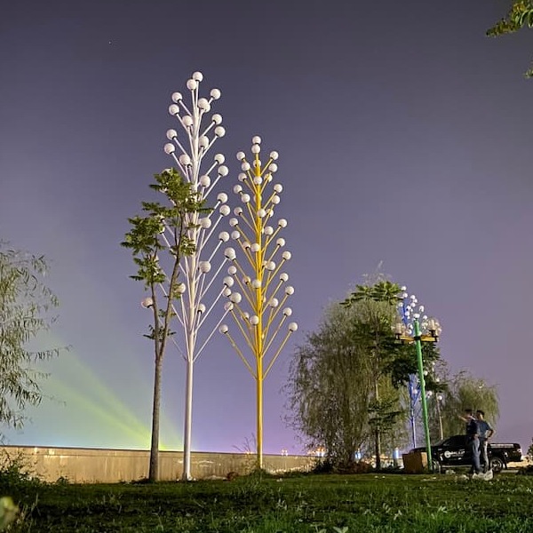 Cột Đèn Trang Trí Kiểu Dáng Cây Thông Cao 10M Với 45 Tay Đèn Quả Cầu D250
