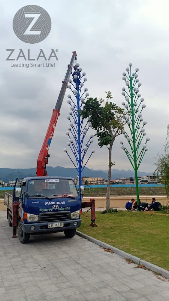 Cột Đèn Trang Trí Kiểu Dáng Cây Thông Cao 10M Với 45 Tay Đèn Quả Cầu D250