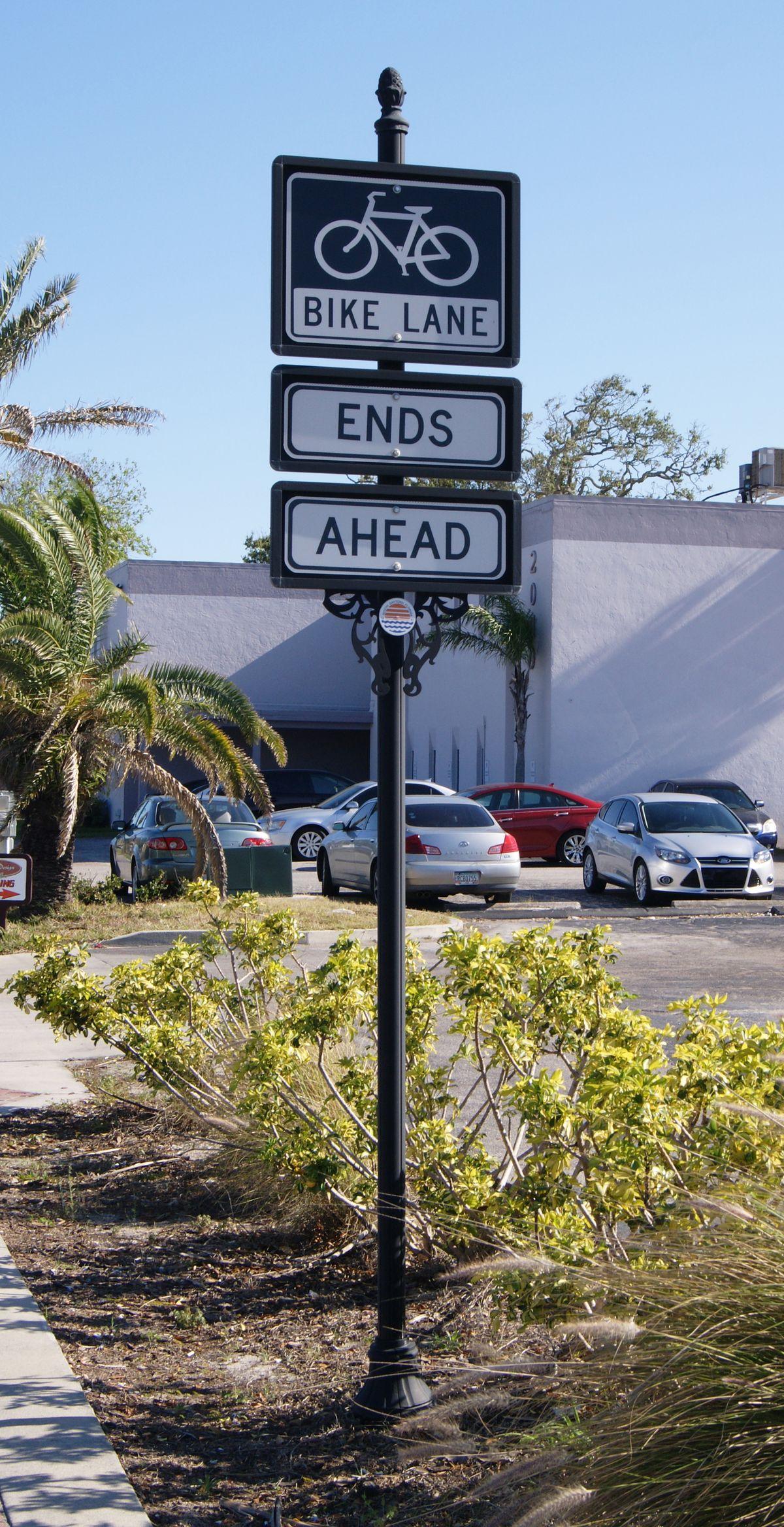 Cột Ghi Tên Chỉ Dẫn Đường vào Khu Đô Thị, Khu Tòa Nhà, Trung tâm thương mại, Bệnh viện, Công Viên...