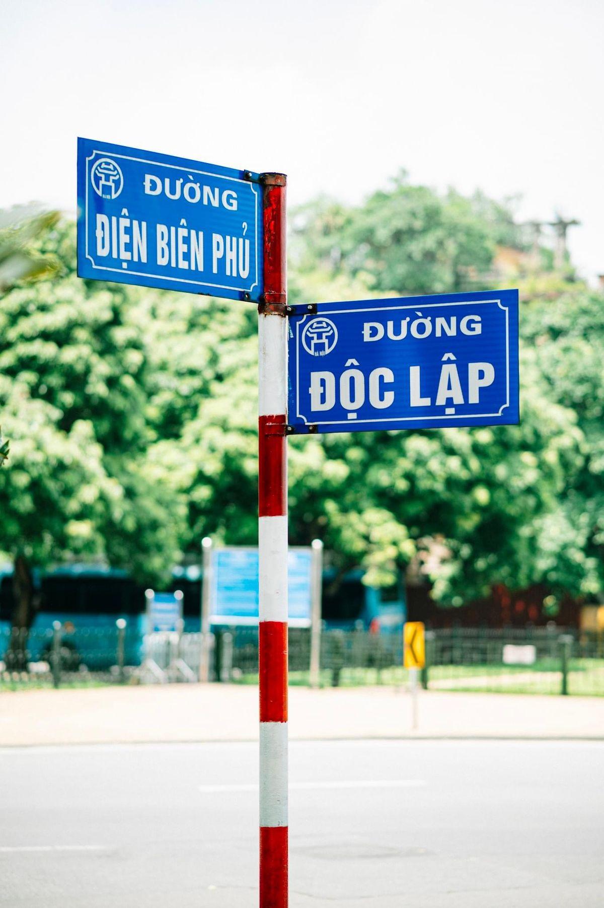 Cột Ghi Tên Chỉ Dẫn Đường vào Khu Đô Thị, Khu Tòa Nhà, Trung tâm thương mại, Bệnh viện, Công Viên...