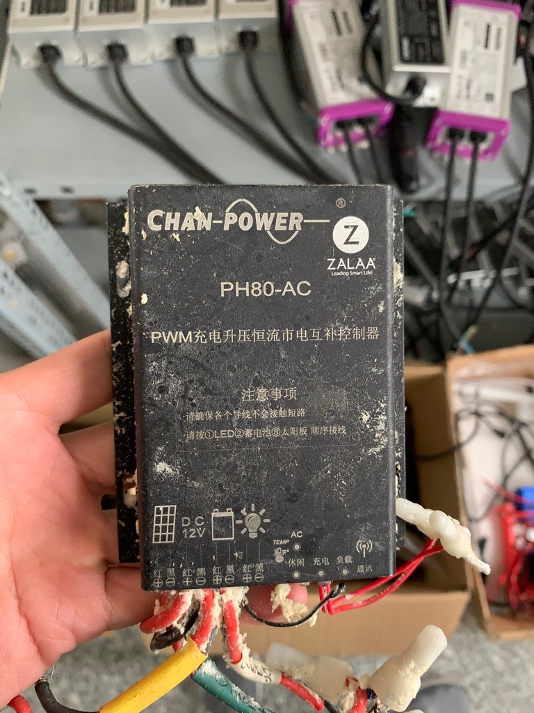 Bộ điều khiển đèn năng lượng mặt trời Mã số P1240 ZSML-100 ZALAA