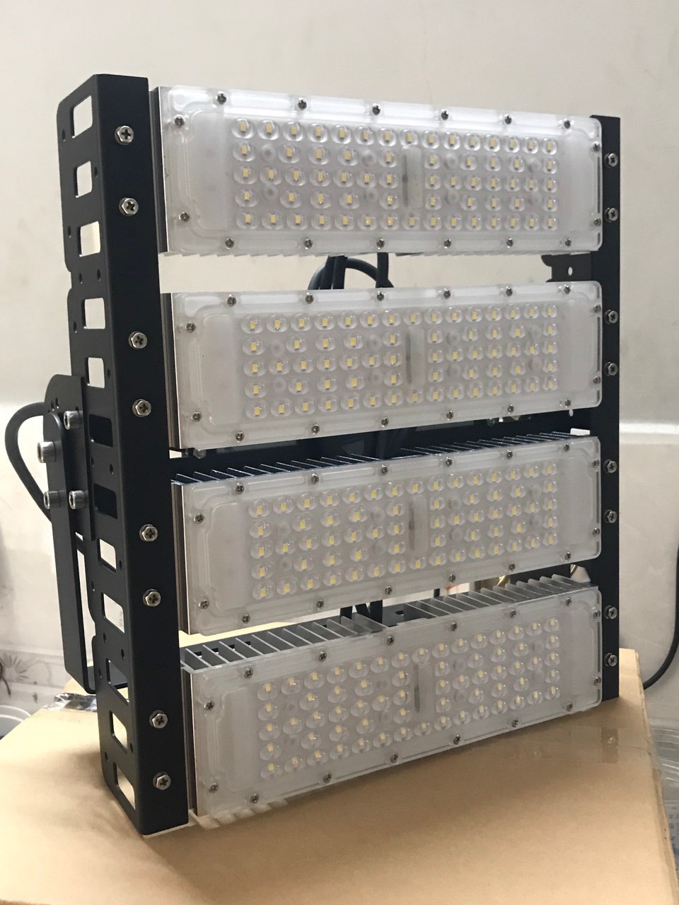 Đèn Chiếu Sáng Sân Thể Thao Pickleball 100W 200W 300W 400w cho cụm 2 sân đến 4 sân