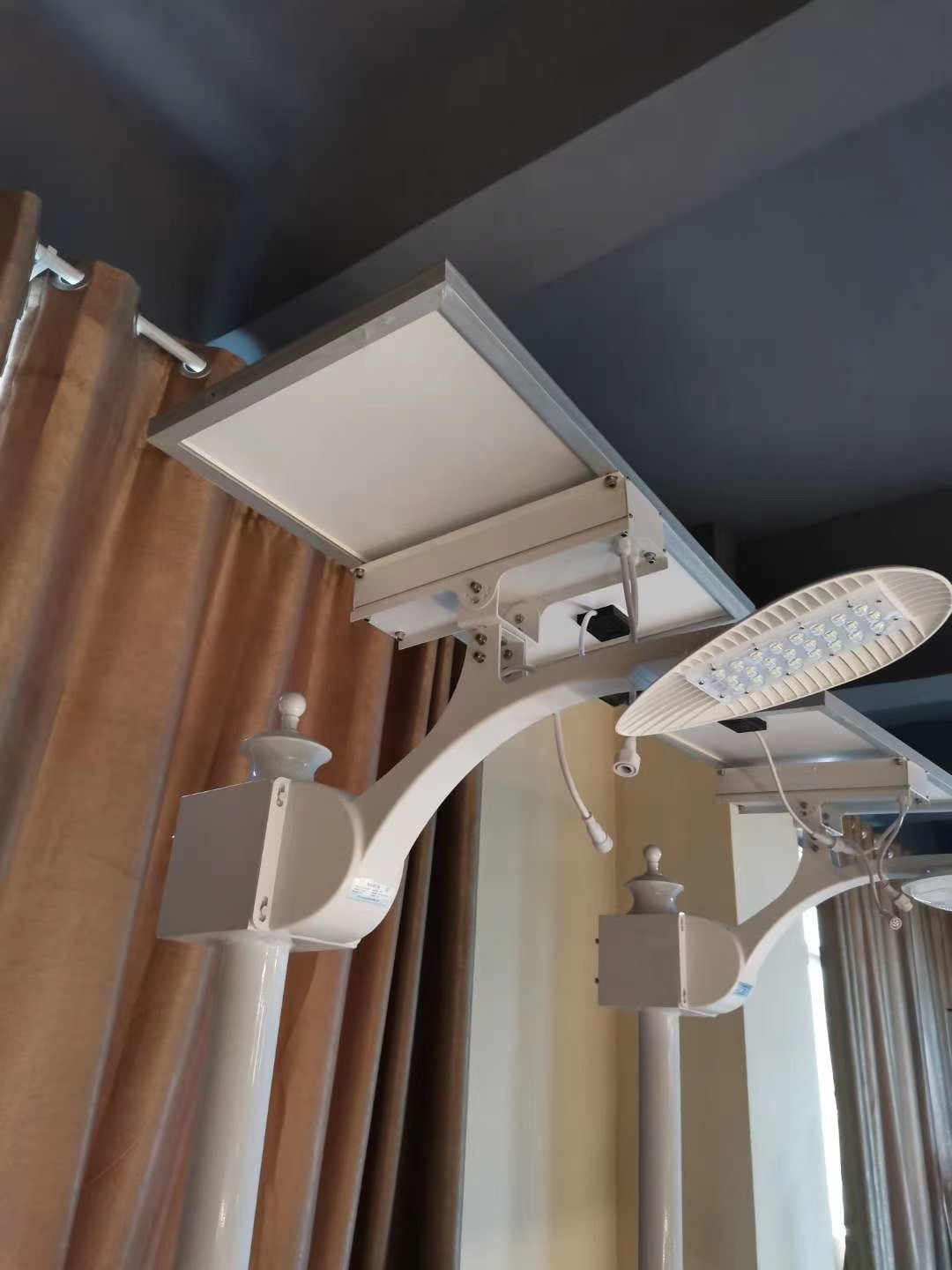 Đèn Đường Năng Lượng Mặt Trời Chiếu Sáng Sân Vườn Công Viên Công Suất Từ 25W, 35W, 40W