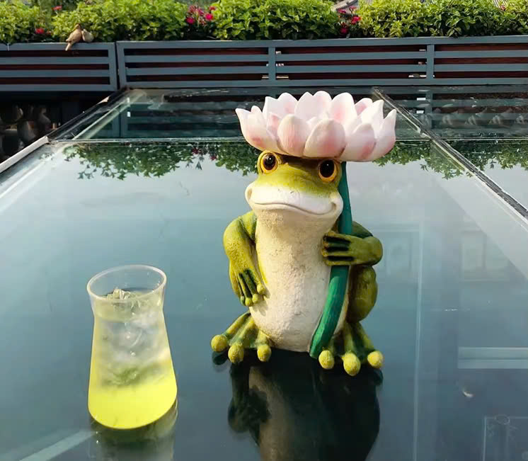 Đèn LED Mô Phỏng Con Ếch Frog Cầm Hoa Sen Phát sáng 3D Frog Fiberglass Light làm từ sợi thủy tinh nhựa Zalaa dành cho Dự án Vườn Ánh Sáng