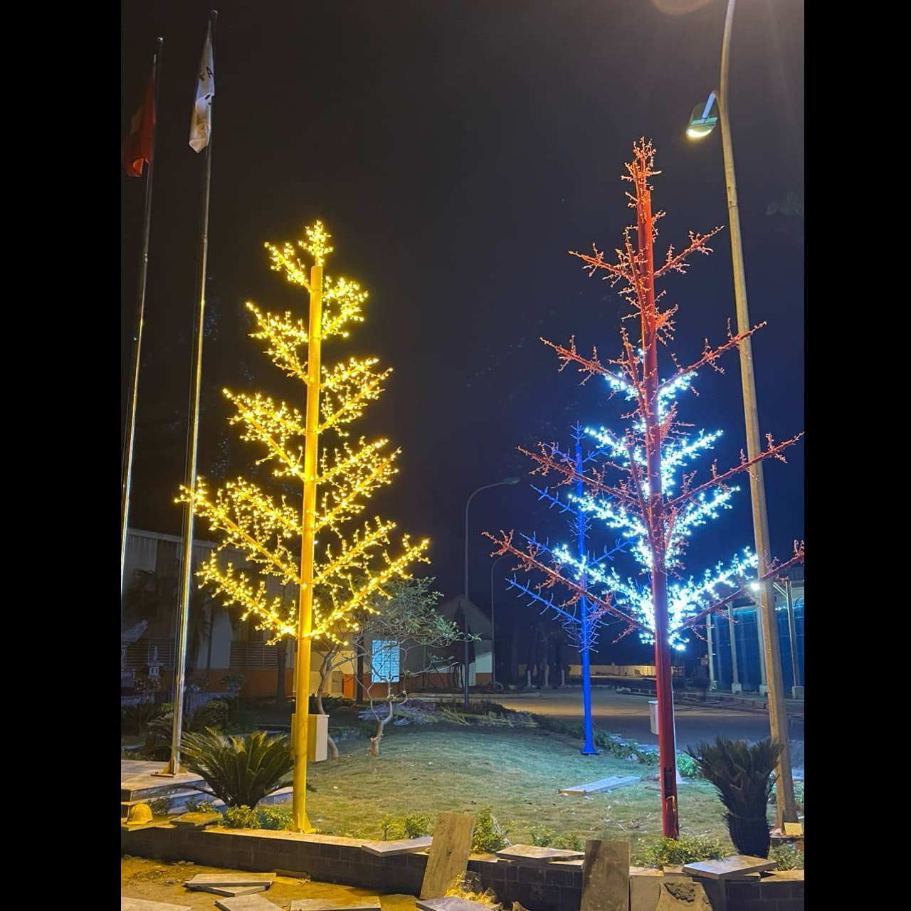 Đèn Trang Trí Kiểu Dáng Cây Thông Cao 8m có 27 tay dùng LED F5/12V