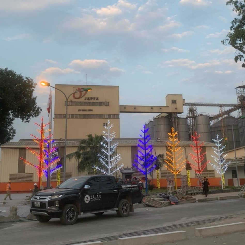 Đèn Trang Trí Kiểu Dáng Cây Thông Cao 8m có 27 tay dùng LED F5/12V