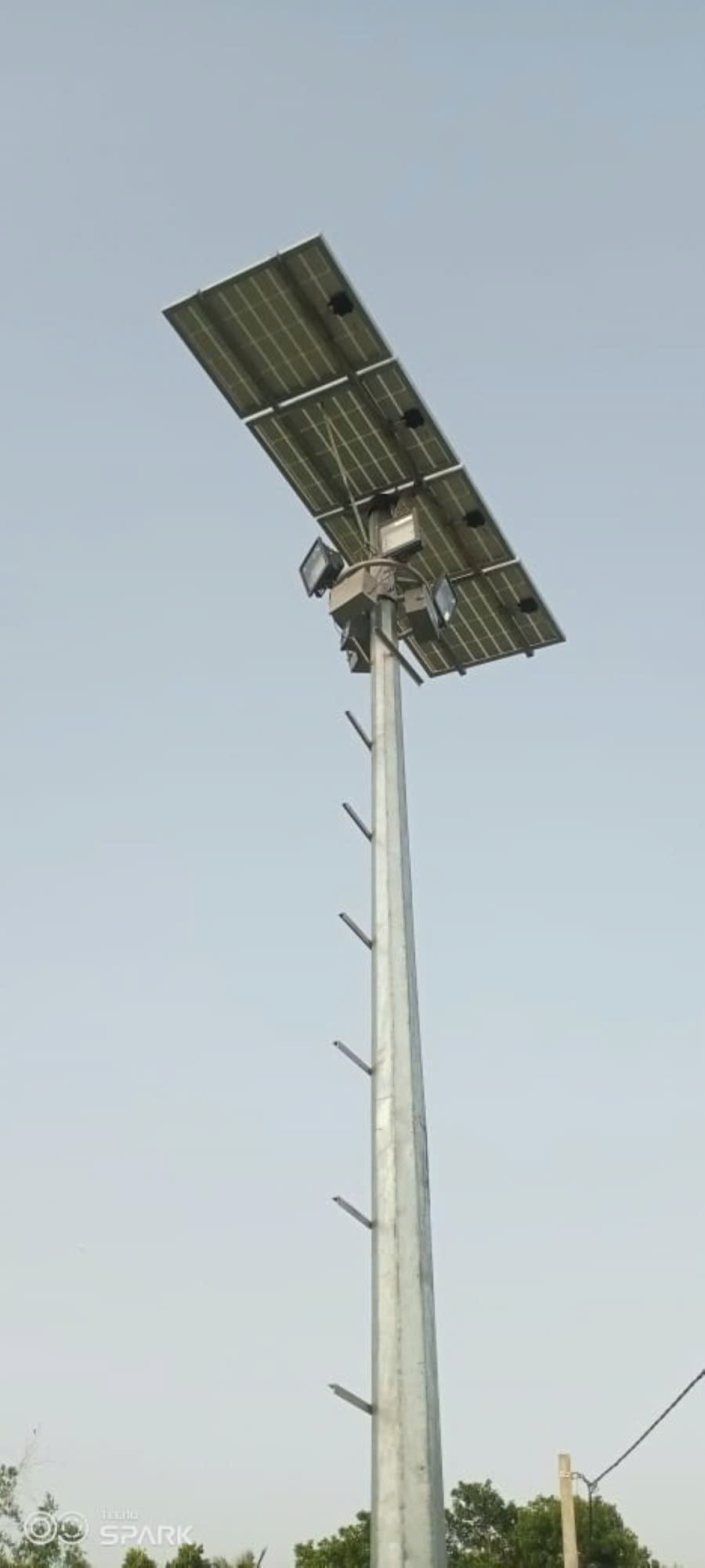 Giải Pháp Nâng Hạ Thông Minh Cho Cột Đèn Chiếu Sáng Năng Lượng Mặt Trời ZALAA