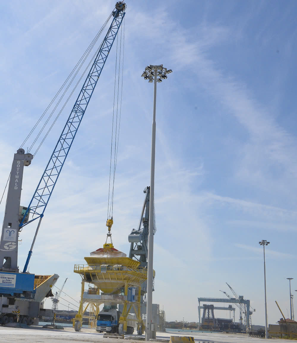 Hệ Thống Nâng Hạ Đèn Cho Bãi Đỗ Xe, Cảng Biển & Sân Bay | ZALAA Lighting