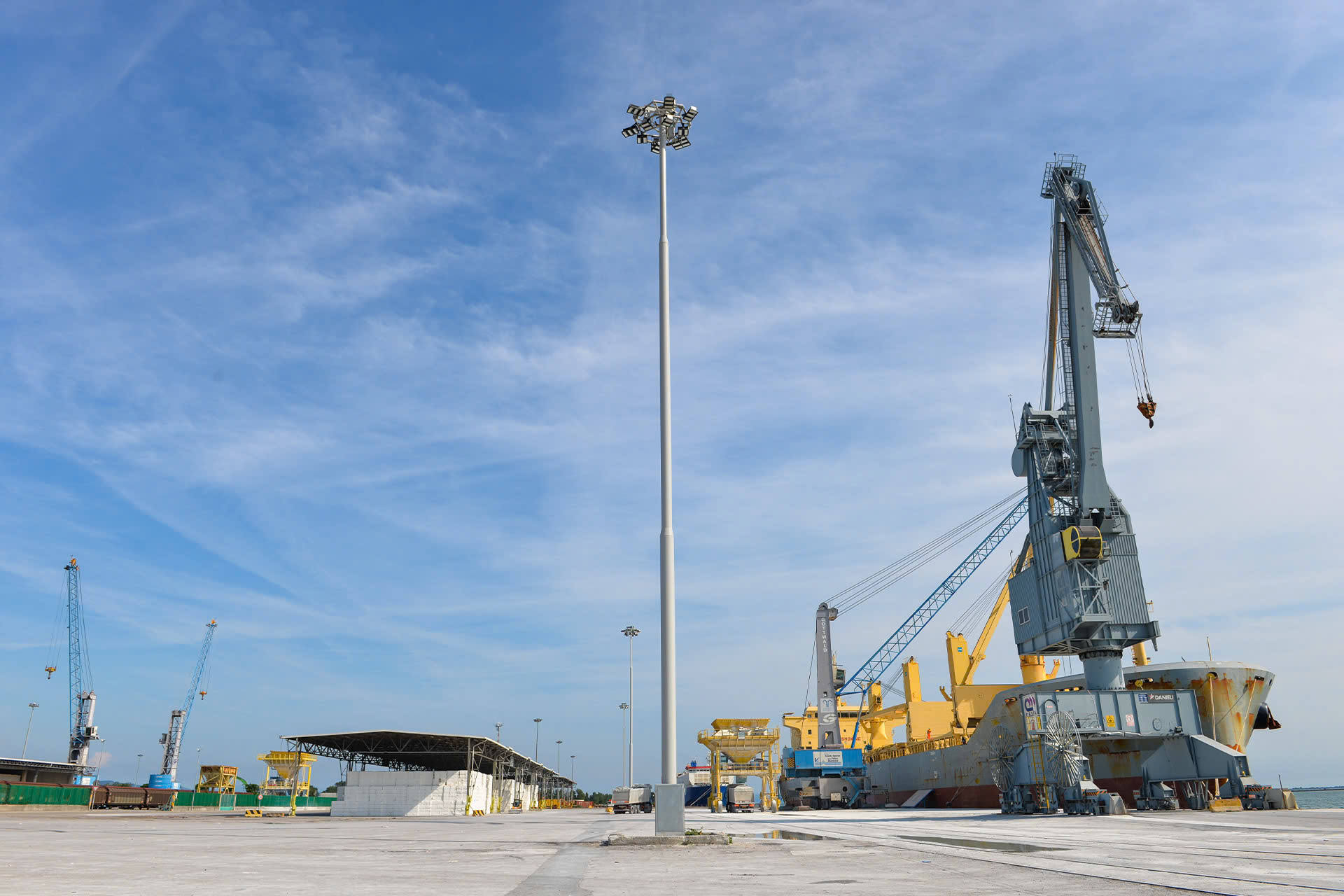 Hệ Thống Nâng Hạ Đèn Cho Bãi Đỗ Xe, Cảng Biển & Sân Bay | ZALAA Lighting