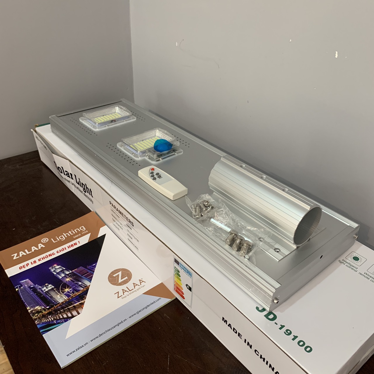 Đèn đường năng lượng mặt trời liền thể vỏ nhôm 100W COB cao cấp ZLT100W ZALAA