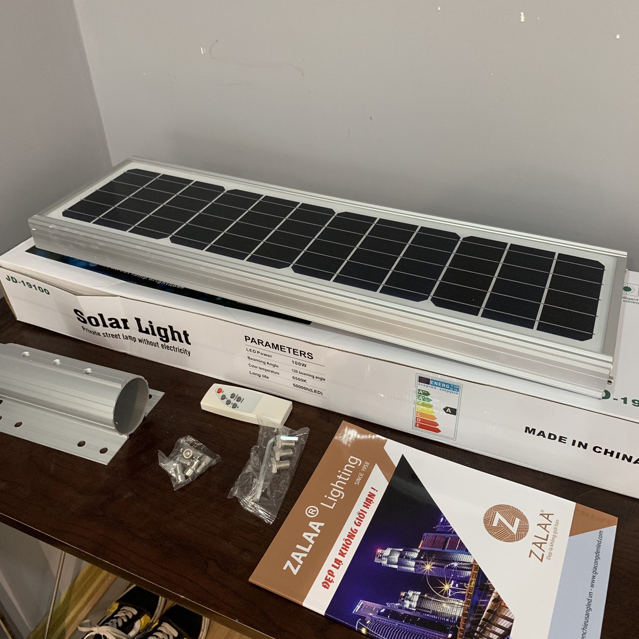 Đèn đường năng lượng mặt trời 50w vỏ nhôm cao cấp mã số sản phẩm ZLT-50S ZALAA