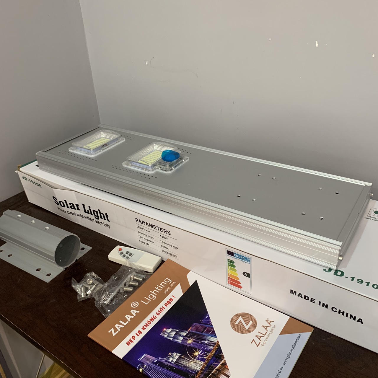 Đèn đường năng lượng mặt trời liền thể vỏ nhôm 100W COB cao cấp ZLT100W ZALAA