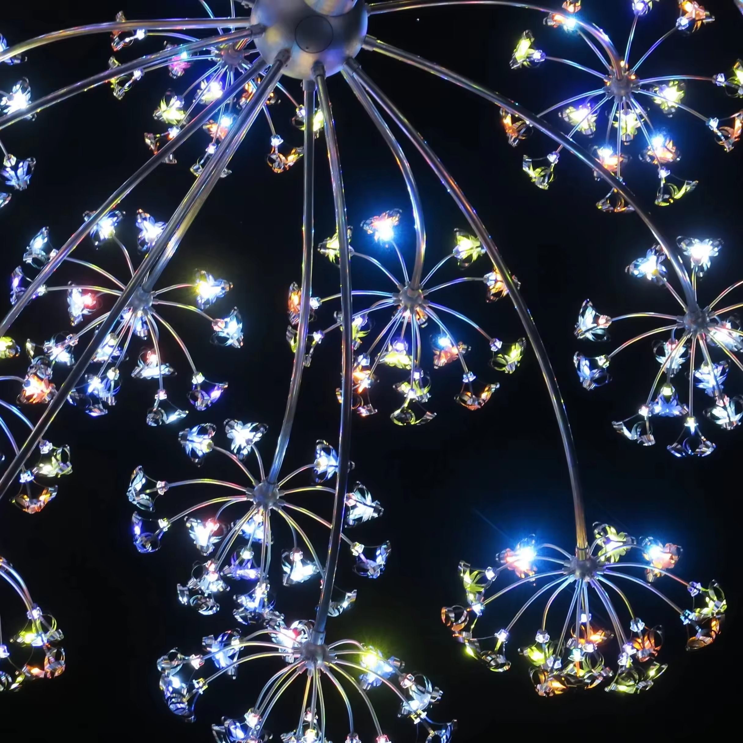 Trụ Cột và Đèn LED Kiểu dáng Chùm Hoa Pha Lê Ánh sáng RGB đổi màu đẹp lạ cho Công viên