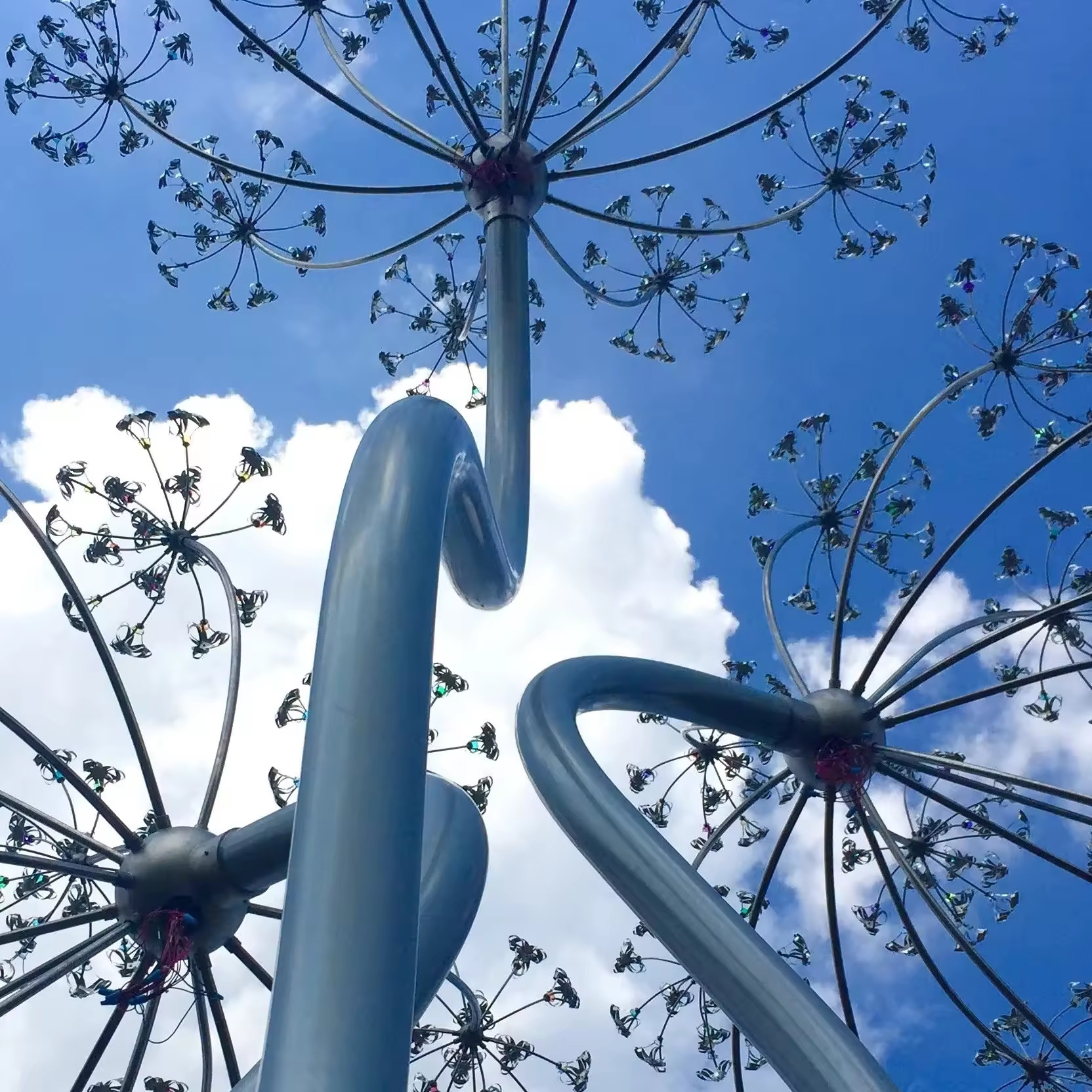 Trụ Cột và Đèn LED Kiểu dáng Chùm Hoa Pha Lê Ánh sáng RGB đổi màu đẹp lạ cho Công viên