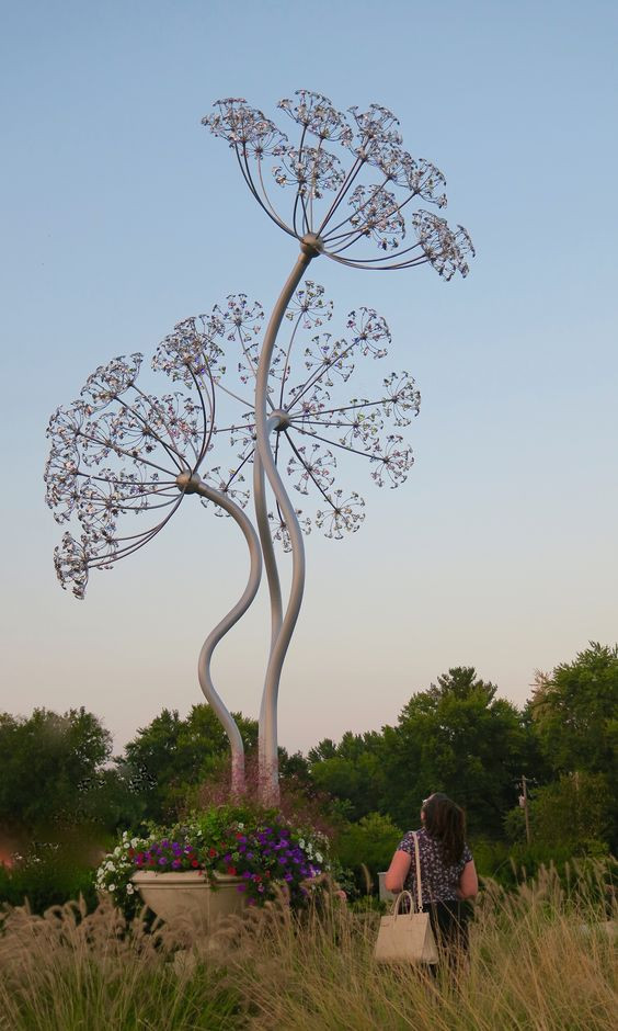 Trụ Cột và Đèn LED Kiểu dáng Chùm Hoa Pha Lê Ánh sáng RGB đổi màu đẹp lạ cho Công viên