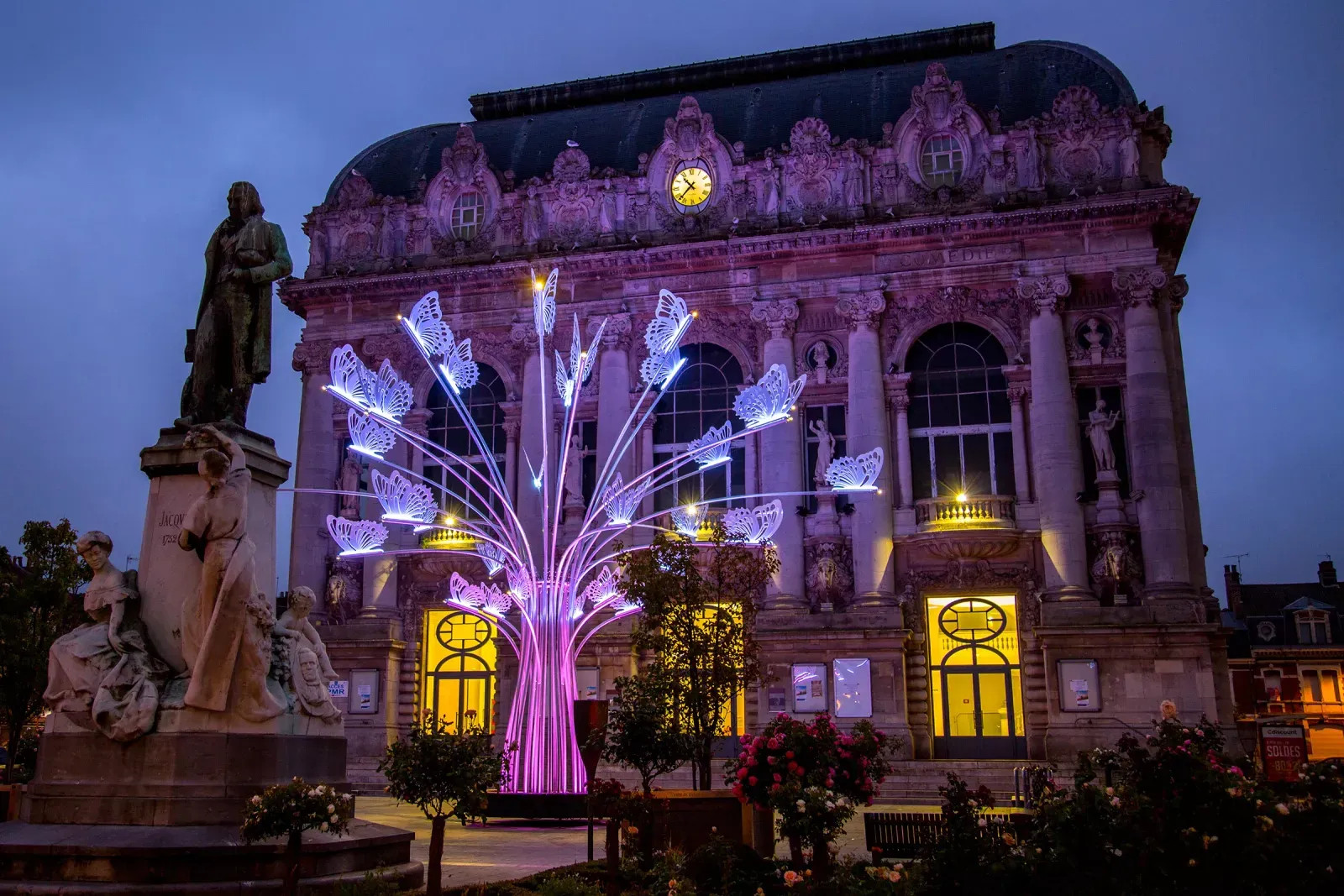 Trụ Cột và Đèn Trang Trí Cảnh Quan Dải Phân Cách - Kiểu dáng chùm 25 tay đèn con bướm cao 6m rộng 7m ZALAA