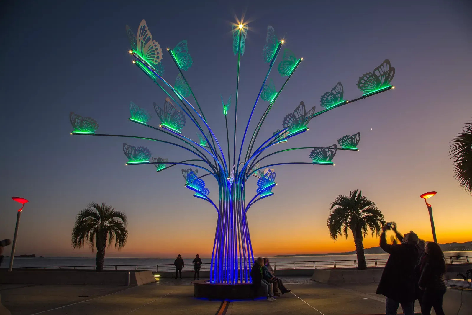 Trụ Cột và Đèn Trang Trí Cảnh Quan Dải Phân Cách - Kiểu dáng chùm 25 tay đèn con bướm cao 6m rộng 7m ZALAA