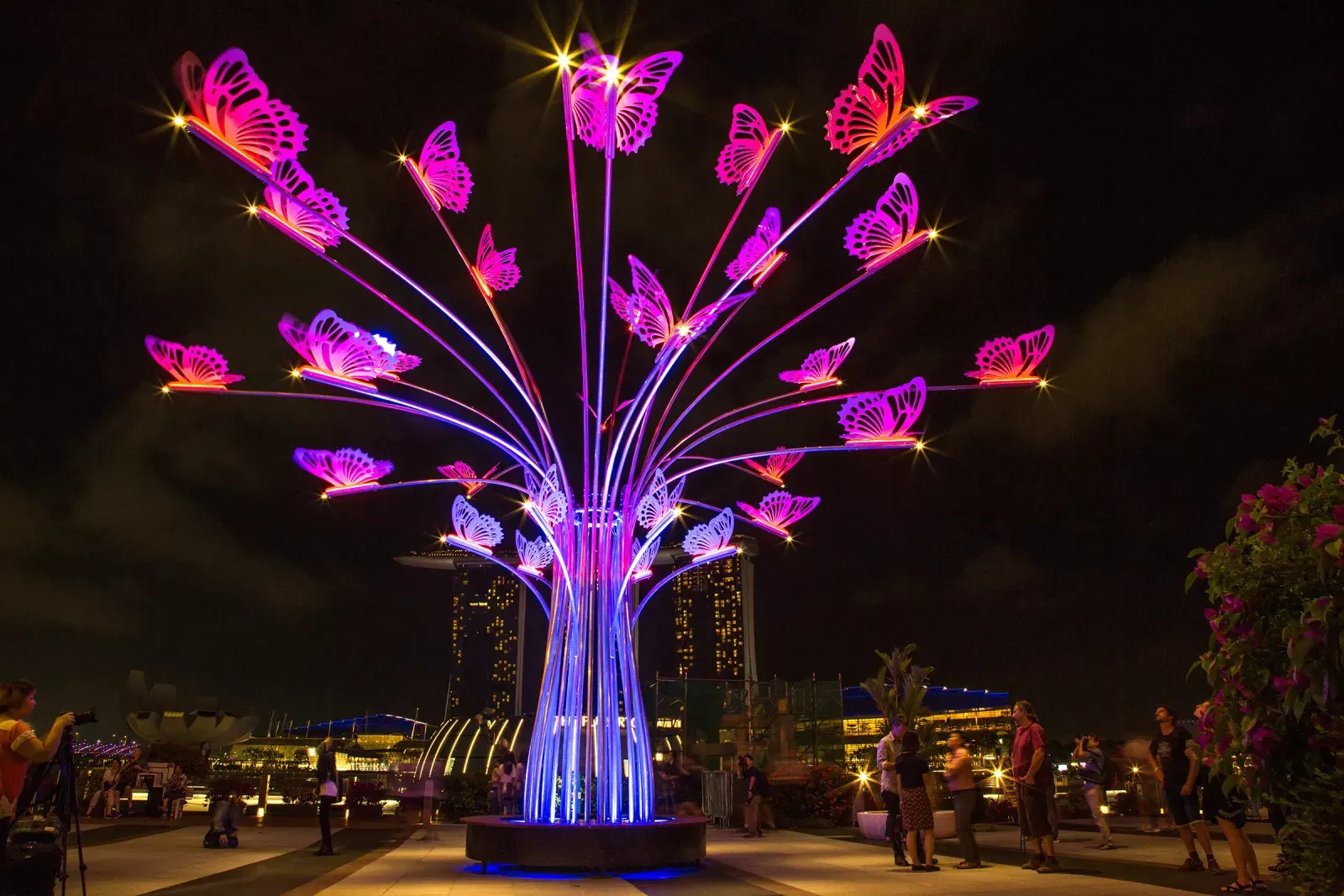 Trụ Cột và Đèn Trang Trí Cảnh Quan Dải Phân Cách - Kiểu dáng chùm 25 tay đèn con bướm cao 6m rộng 7m ZALAA