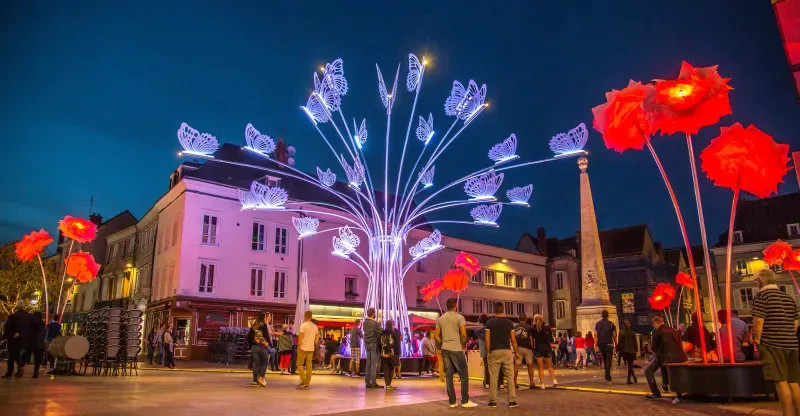 Trụ Cột và Đèn Trang Trí Cảnh Quan Dải Phân Cách - Kiểu dáng chùm 25 tay đèn con bướm cao 6m rộng 7m ZALAA