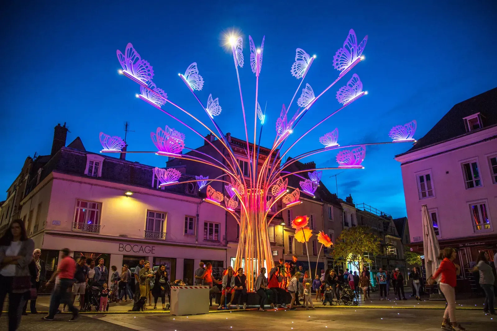 Trụ Cột và Đèn Trang Trí Cảnh Quan Dải Phân Cách - Kiểu dáng chùm 25 tay đèn con bướm cao 6m rộng 7m ZALAA