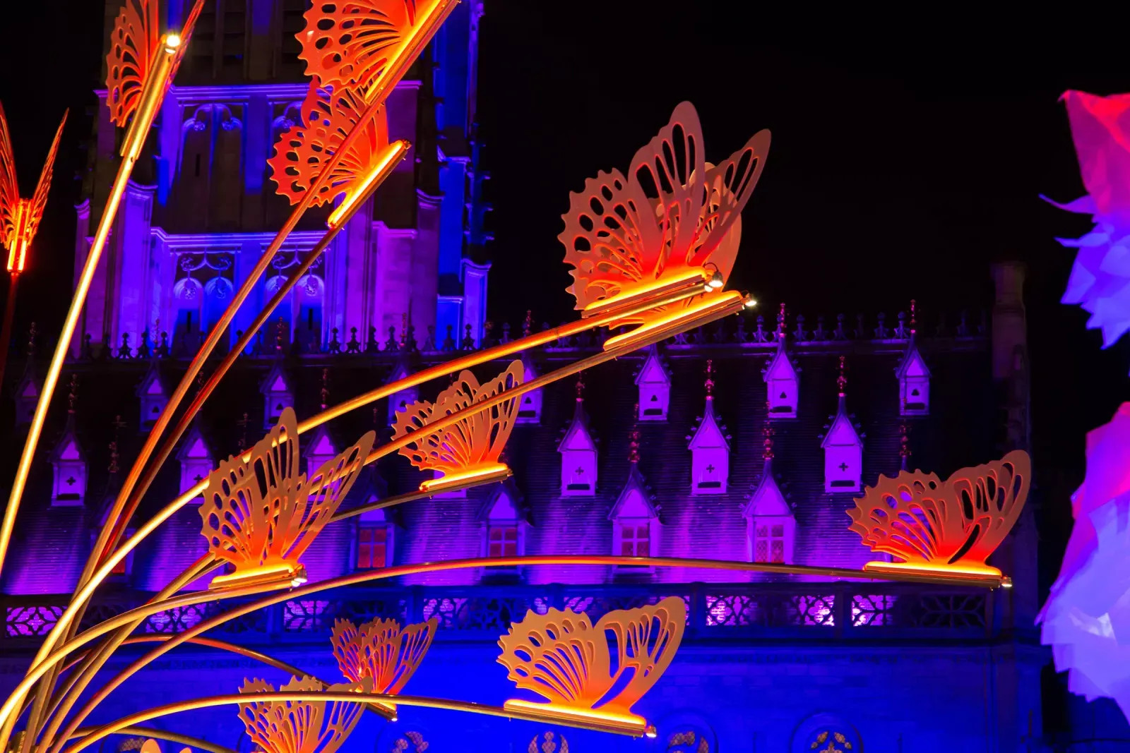 Trụ Cột và Đèn Trang Trí Cảnh Quan Dải Phân Cách - Kiểu dáng chùm 25 tay đèn con bướm cao 6m rộng 7m ZALAA