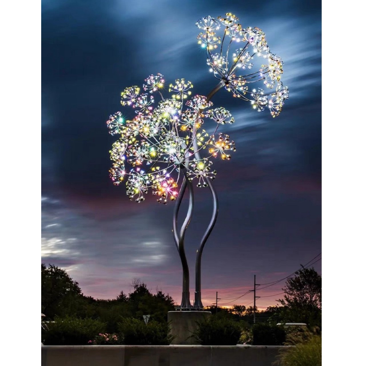 Trụ Cột và Đèn Trang Trí mô phỏng Chùm Hoa Pha Lê khổng lồ làm từ chất liệu Inox, Chip LED chiếu sáng có lập trình kịch bản