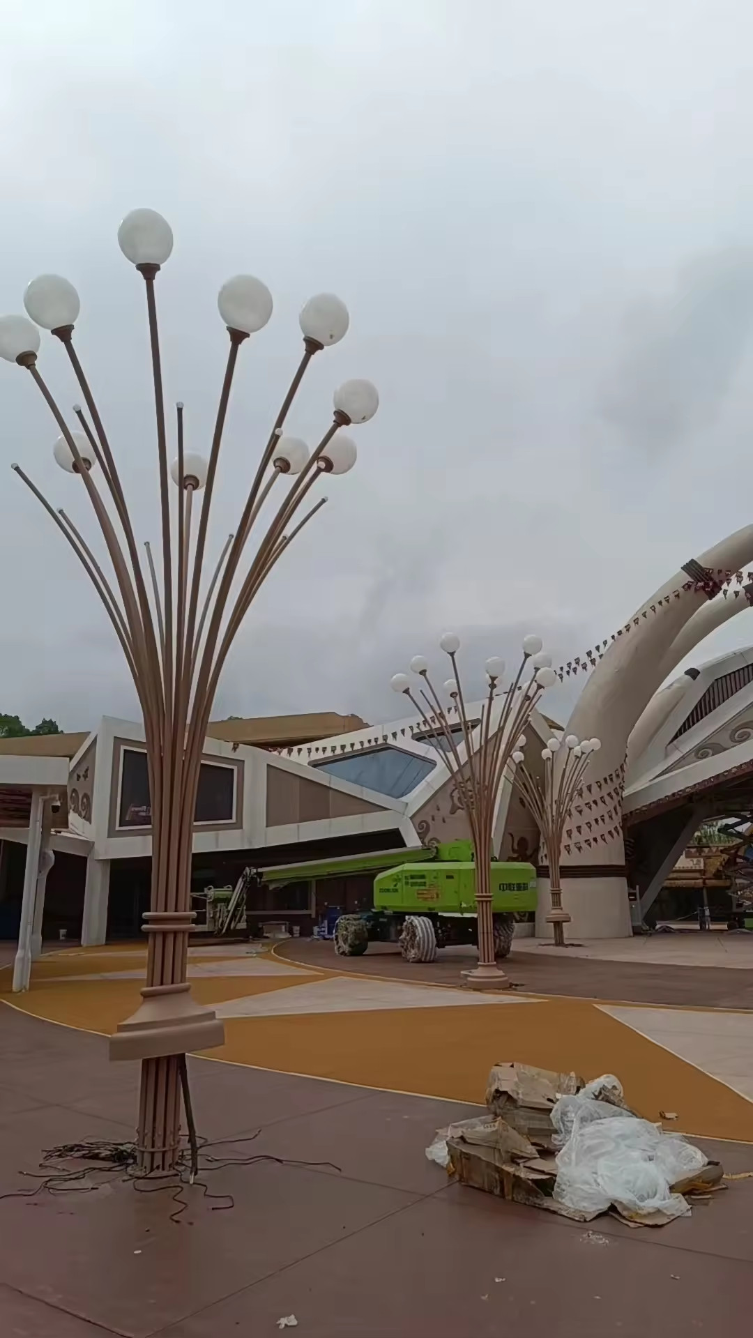 Chùm Cột Đèn nhiều tay bóng đầu quả cầu ZALAA Đẹp Lạ Giải pháp trang trí nghệ thuật cho sân vườn công viên