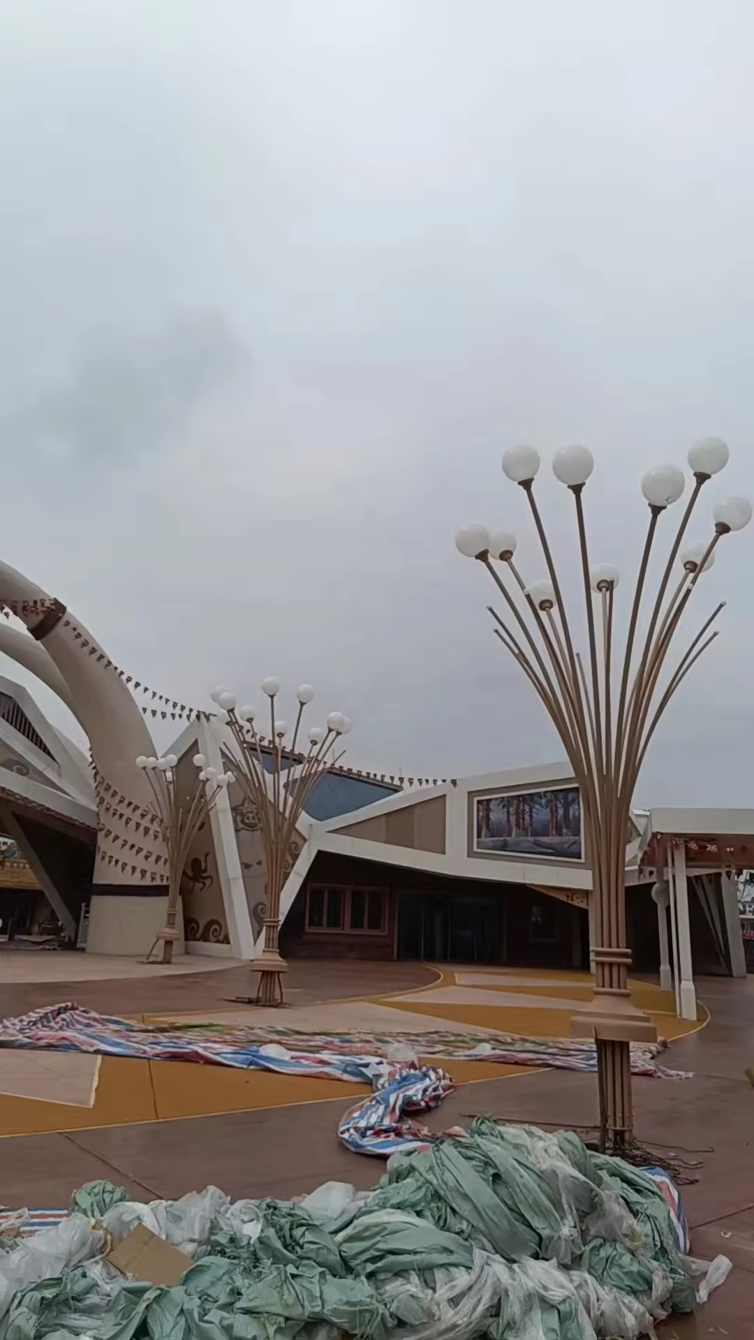 Chùm Cột Đèn nhiều tay bóng đầu quả cầu ZALAA Đẹp Lạ Giải pháp trang trí nghệ thuật cho sân vườn công viên