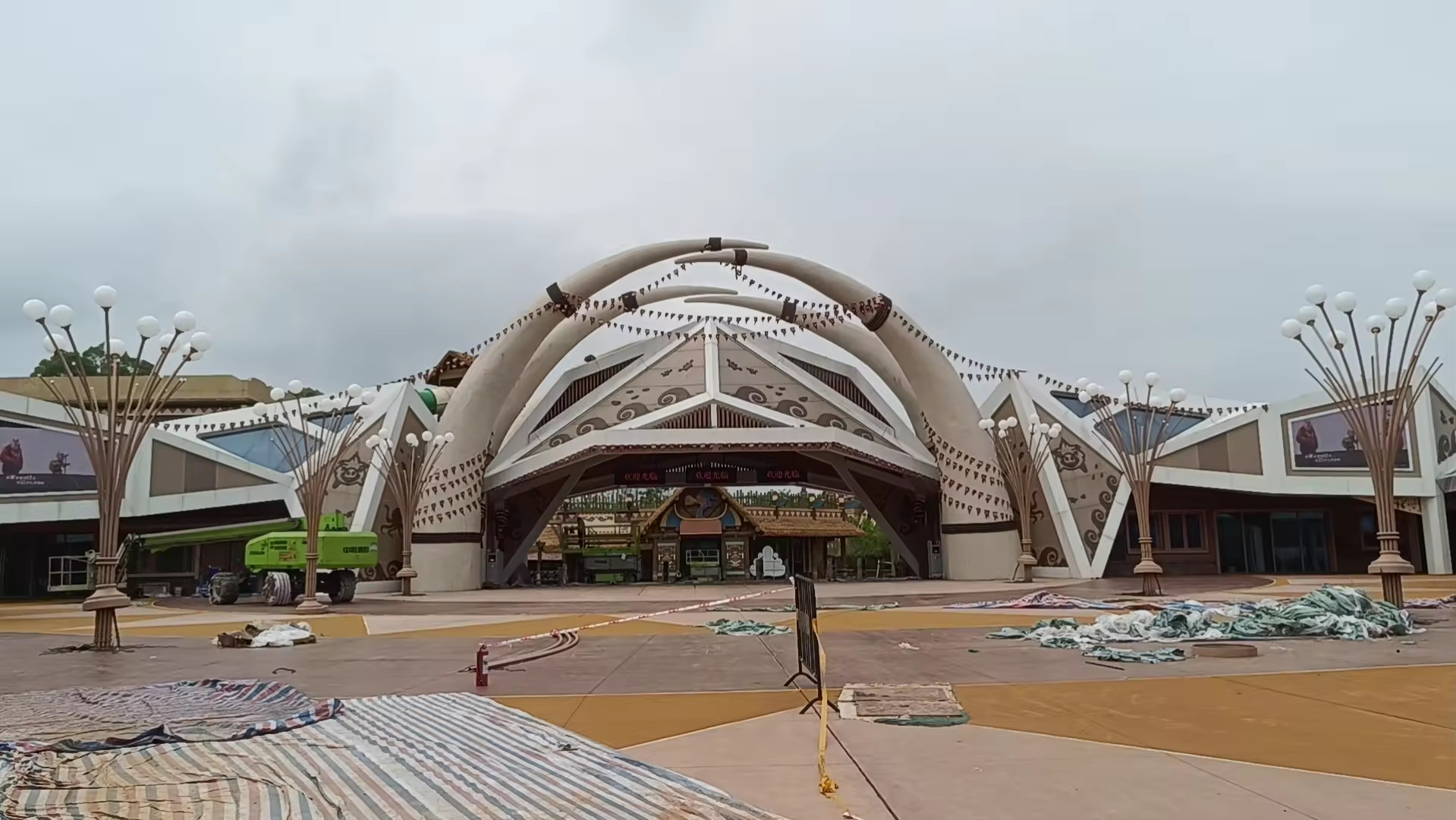 Chùm Cột Đèn nhiều tay bóng đầu quả cầu ZALAA Đẹp Lạ Giải pháp trang trí nghệ thuật cho sân vườn công viên