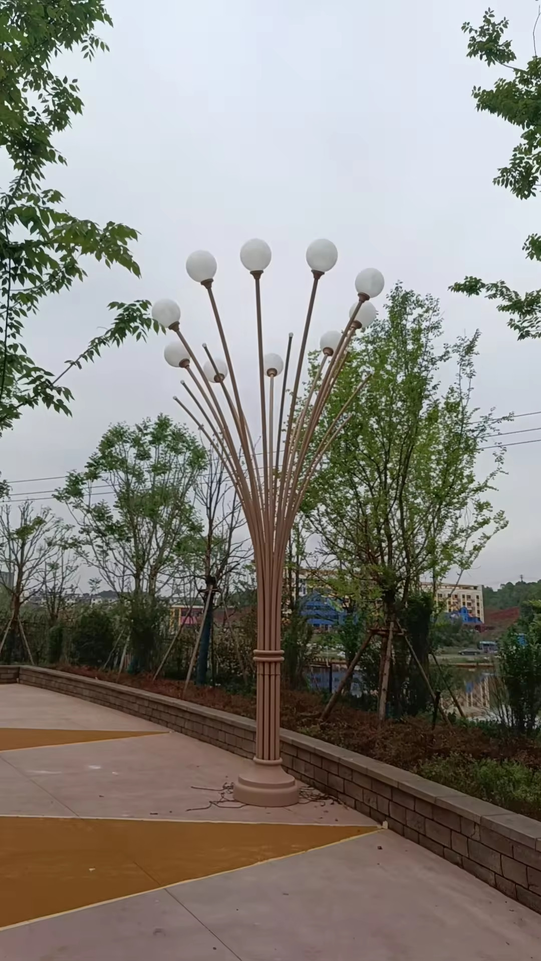 Chùm Cột Đèn nhiều tay bóng đầu quả cầu ZALAA Đẹp Lạ Giải pháp trang trí nghệ thuật cho sân vườn công viên