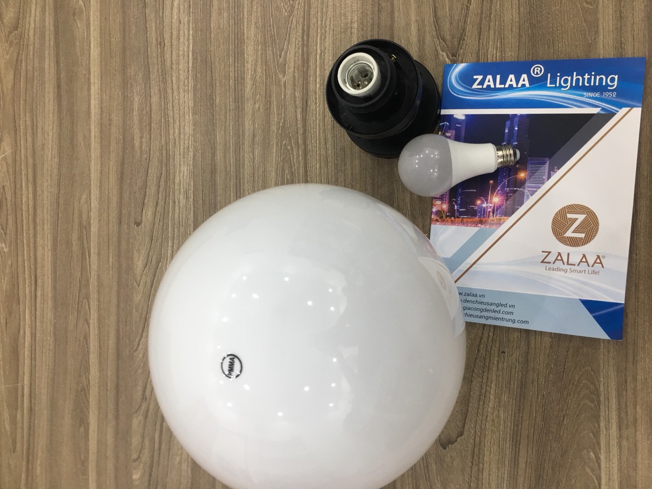 Đèn trụ cổng cầu đục D250, đui đèn E27