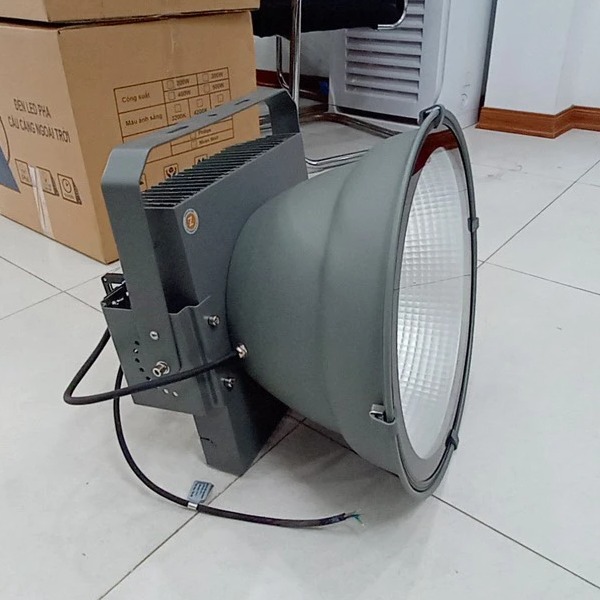 Đèn Pha Cẩu Tháp 600W | Chiếu xa - Báo giá tốt cho chủ đầu tư