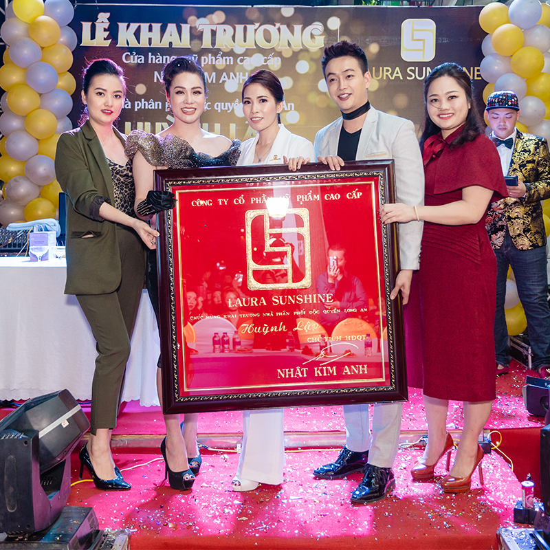 Nhật Kim Anh dự khai trương cửa hàng mỹ phẩm Nhật Kim Anh Laura Sunshine thứ 2 của Nhà phân phối Huỳnh Lập Nhật Kim Anh dự khai trương cửa hàng mỹ phẩm Nhật Kim Anh Laura Sunshine thứ 2 của Nhà phân phối Huỳnh Lập