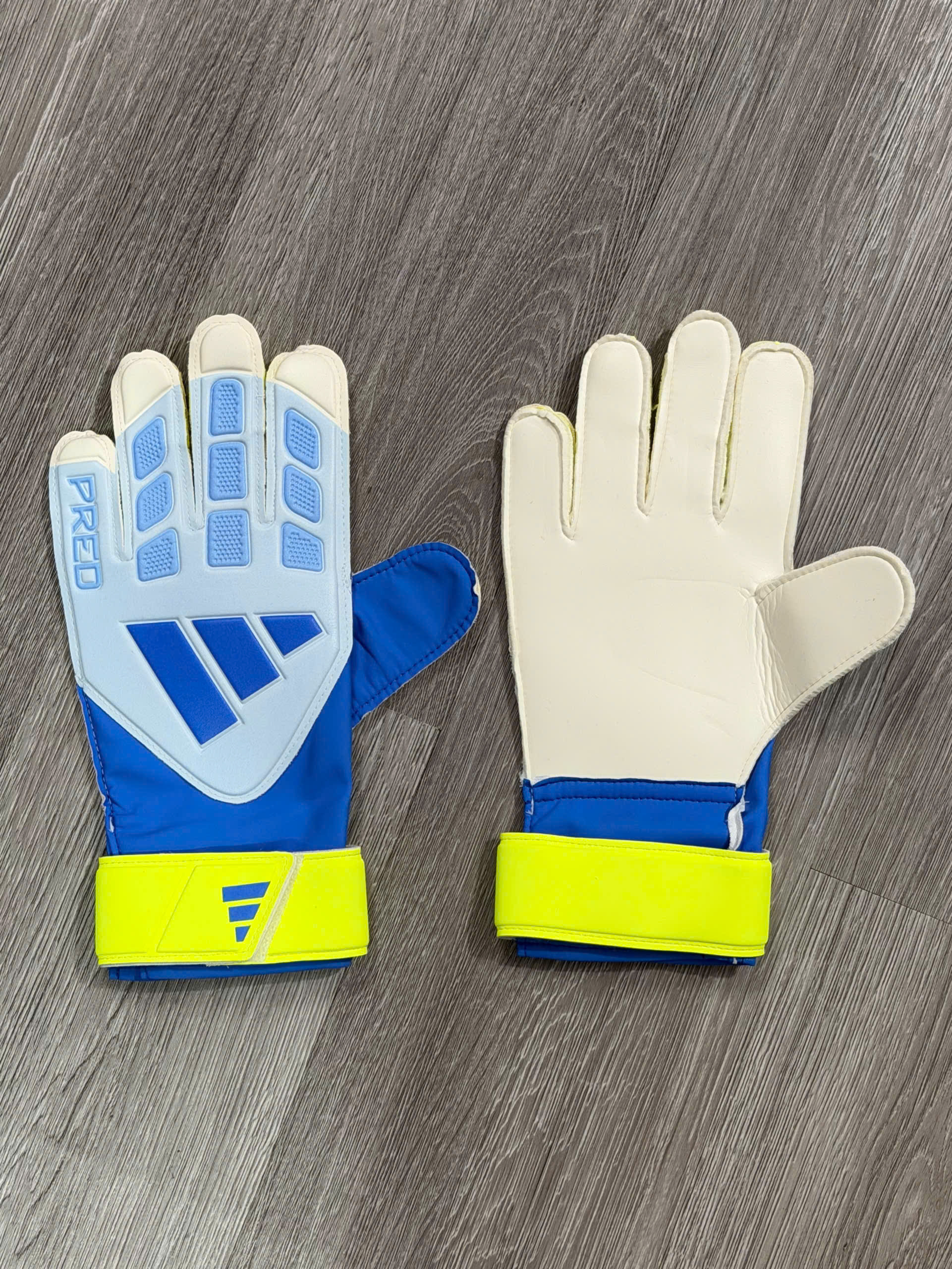 Găng tay Adidas Predator