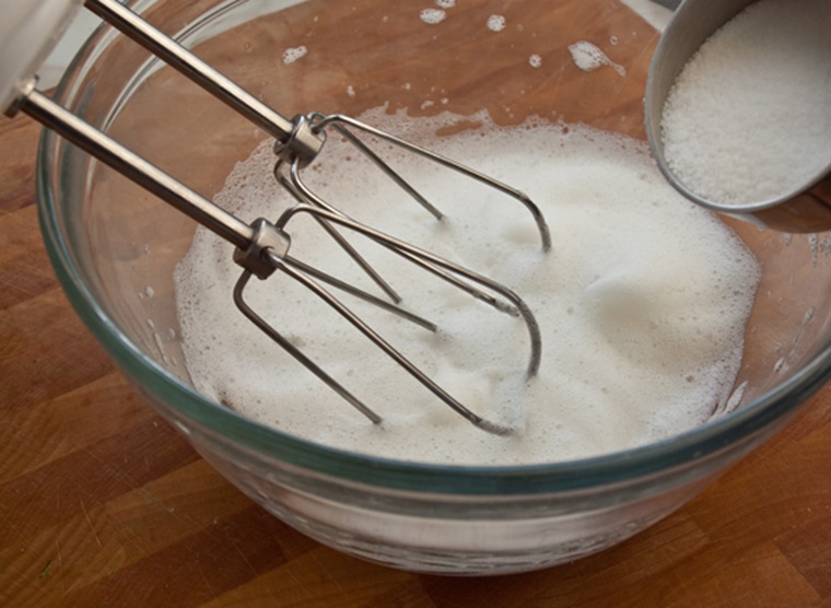 Làm bánh bông lan đơn giản 1