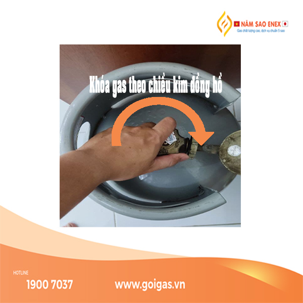 Khóa van bình gas theo chiều kim đồng hồ