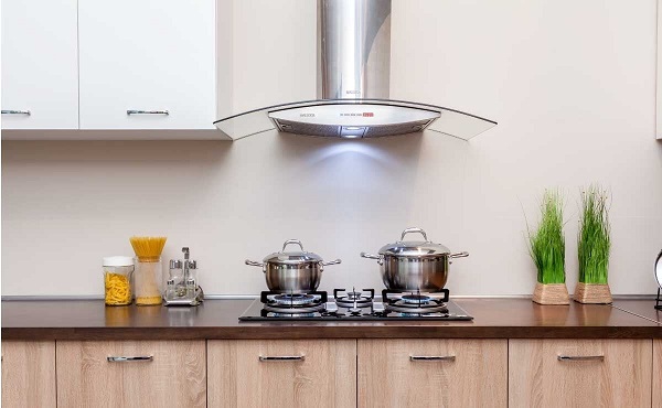 Yếu tố ảnh hưởng đến khoảng cách lắp đặt máy hút mùi