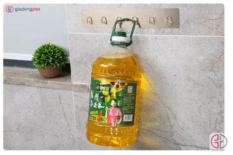 Miếng dính tường chịu lực chắc chắn đến 15kg. Không sợ rơi rớt và thấm nước