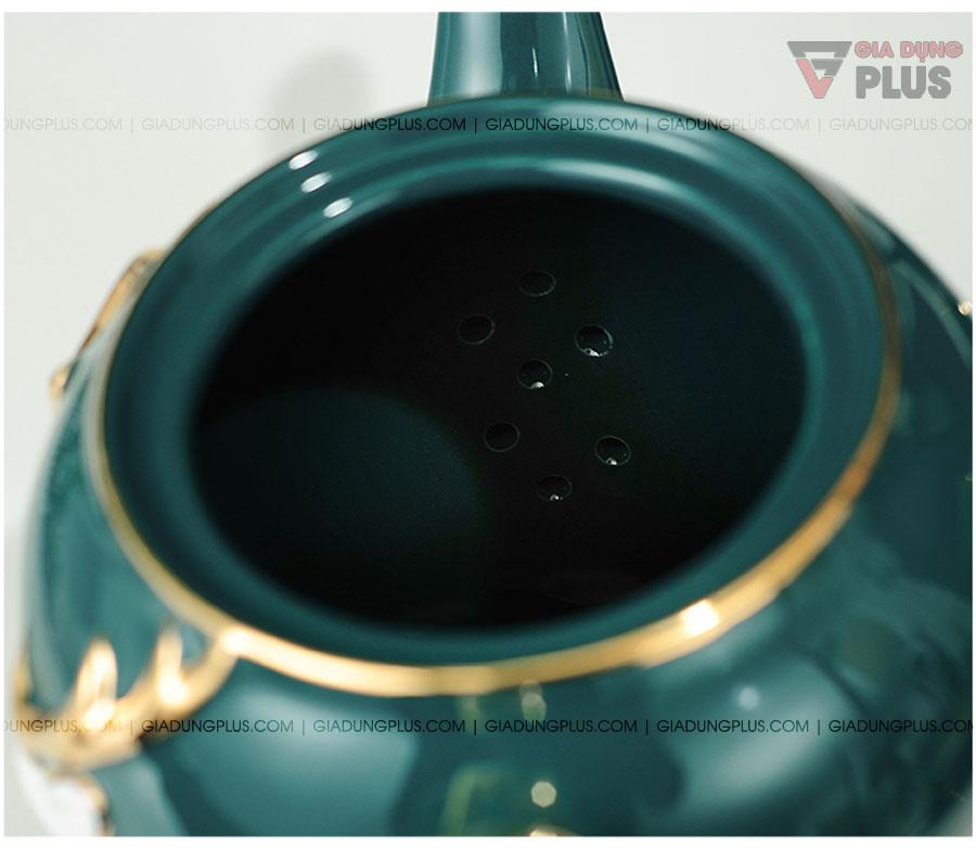 Bộ ấm trà sứ xanh ngọc lục bảo, hoạ tiết nổi cặp hươu quý tộc | Miệng ấm lớn với viền vàng giúp tạo điểm nhấn 