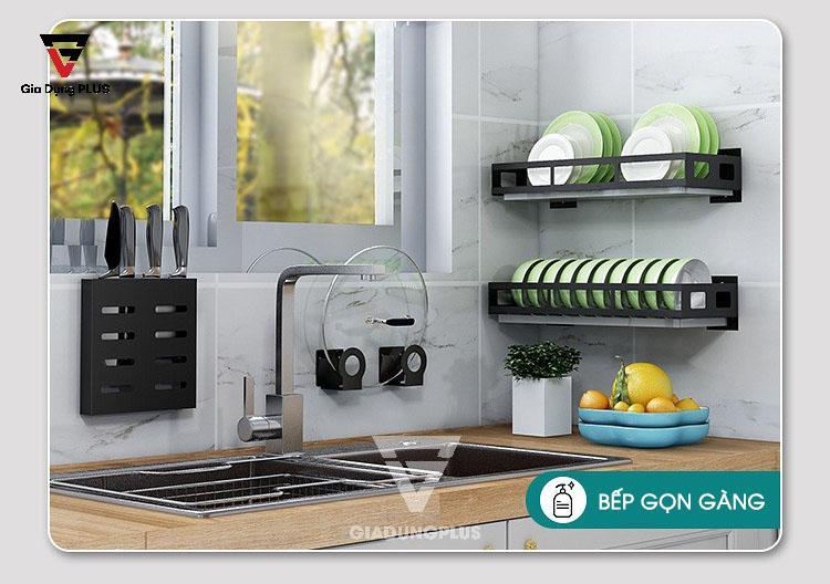 Bếp cực kỳ gọn gàng, ngăn nắp, sạch sẽ với kệ đựng chén dán tường inox 304