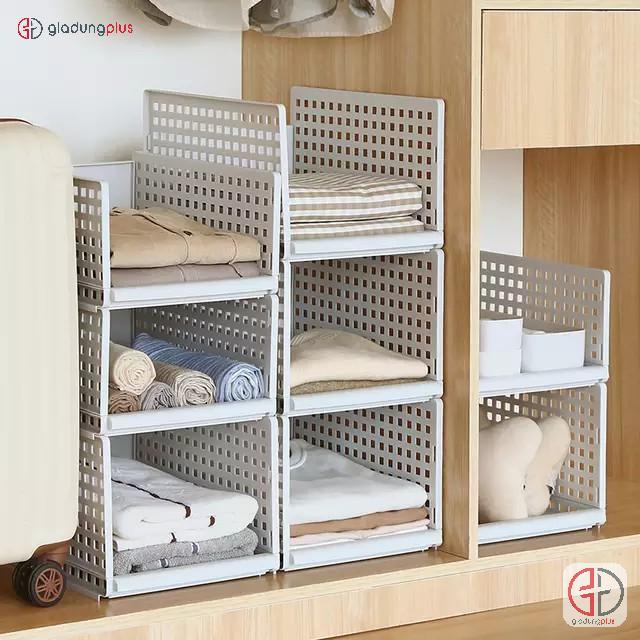 Dùng kệ chia ngăn tủ để sắp xếp gọn gàng tủ đựng quần áo, chăn, gối, khăn...