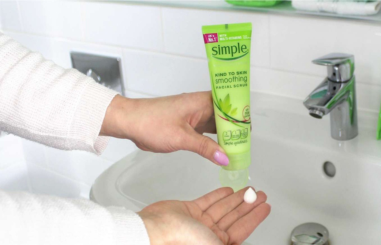 Tẩy tế bào chết Simple Kind To Skin Smoothing Facial Scrub 75ml